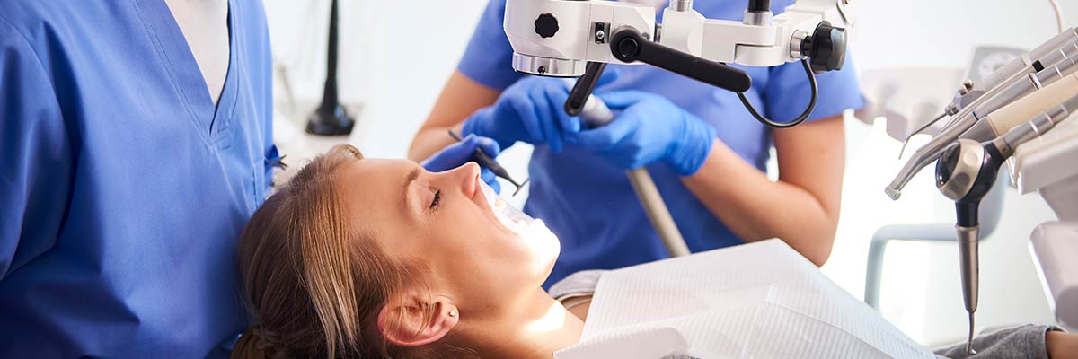 Endodonție și tratamente endodontice la microscop